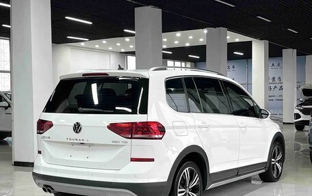 Volkswagen Touran III, 2022 год, 1 550 000 рублей, 2 фотография