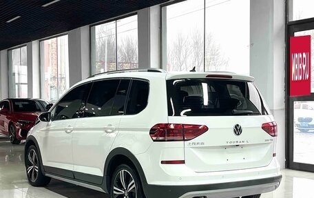 Volkswagen Touran III, 2022 год, 1 550 000 рублей, 6 фотография