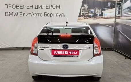 Toyota Prius, 2015 год, 1 290 000 рублей, 10 фотография