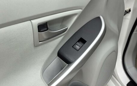 Toyota Prius, 2015 год, 1 290 000 рублей, 21 фотография