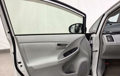 Toyota Prius, 2015 год, 1 290 000 рублей, 20 фотография