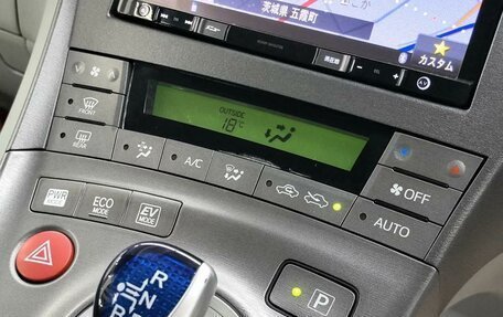 Toyota Prius, 2015 год, 1 290 000 рублей, 27 фотография