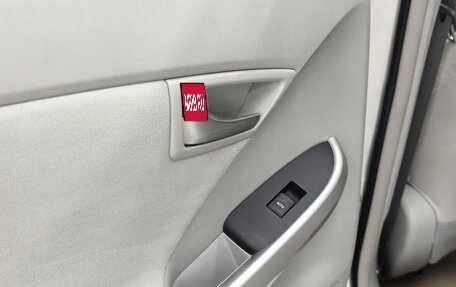 Toyota Prius, 2015 год, 1 290 000 рублей, 34 фотография