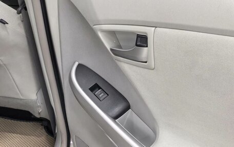 Toyota Prius, 2015 год, 1 290 000 рублей, 40 фотография