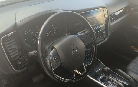 Mitsubishi Outlander III рестайлинг 3, 2019 год, 2 000 000 рублей, 5 фотография