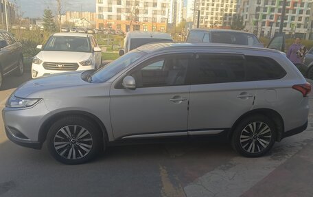 Mitsubishi Outlander III рестайлинг 3, 2019 год, 2 000 000 рублей, 3 фотография