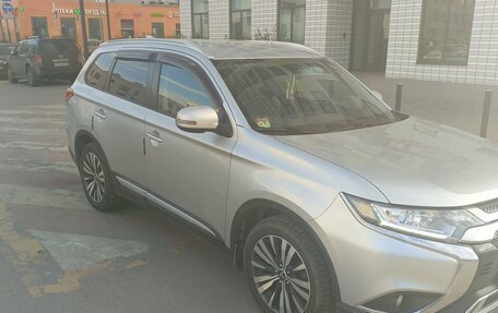 Mitsubishi Outlander III рестайлинг 3, 2019 год, 2 000 000 рублей, 2 фотография