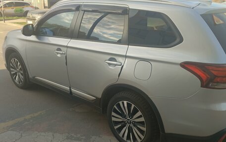 Mitsubishi Outlander III рестайлинг 3, 2019 год, 2 000 000 рублей, 7 фотография