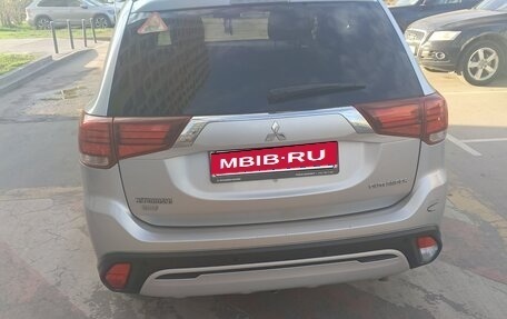 Mitsubishi Outlander III рестайлинг 3, 2019 год, 2 000 000 рублей, 6 фотография