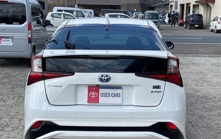 Toyota Prius IV XW50, 2022 год, 1 850 000 рублей, 7 фотография