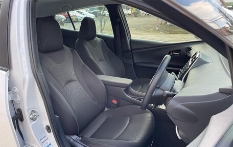 Toyota Prius IV XW50, 2022 год, 1 850 000 рублей, 12 фотография