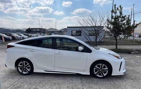 Toyota Prius IV XW50, 2022 год, 1 850 000 рублей, 5 фотография