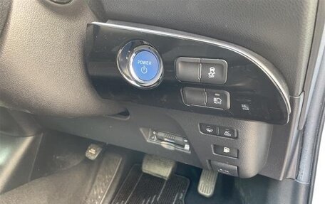 Toyota Prius IV XW50, 2022 год, 1 850 000 рублей, 11 фотография