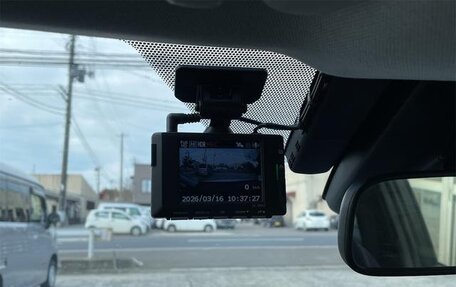 Toyota Prius IV XW50, 2022 год, 1 850 000 рублей, 14 фотография