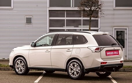 Mitsubishi Outlander III рестайлинг 3, 2014 год, 1 145 000 рублей, 4 фотография