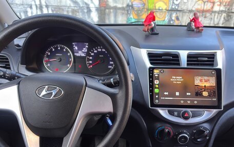 Hyundai Solaris II рестайлинг, 2011 год, 650 000 рублей, 6 фотография