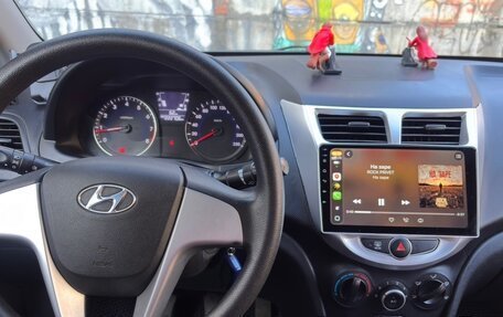 Hyundai Solaris II рестайлинг, 2011 год, 650 000 рублей, 5 фотография