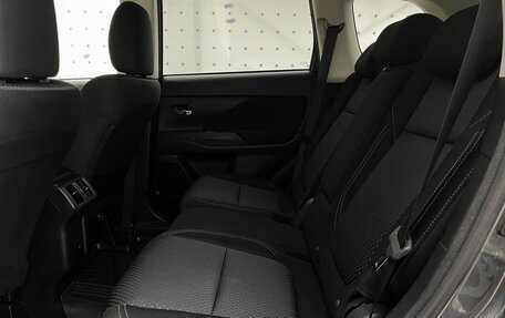 Mitsubishi Outlander III рестайлинг 3, 2021 год, 2 450 000 рублей, 13 фотография