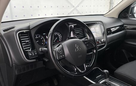 Mitsubishi Outlander III рестайлинг 3, 2021 год, 2 450 000 рублей, 15 фотография