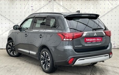 Mitsubishi Outlander III рестайлинг 3, 2021 год, 2 450 000 рублей, 5 фотография