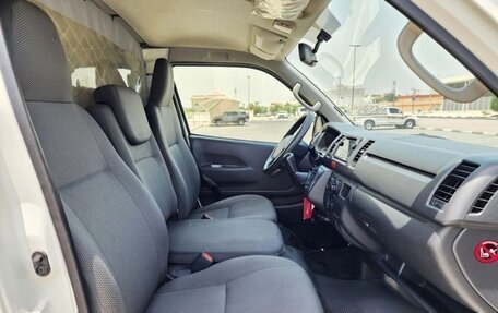 Toyota HiAce H200, 2022 год, 6 500 000 рублей, 28 фотография