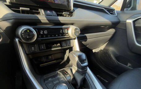 Toyota RAV4, 2021 год, 3 050 000 рублей, 13 фотография