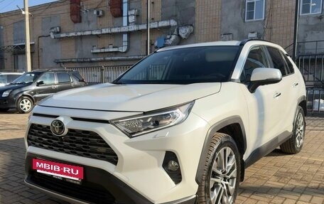 Toyota RAV4, 2021 год, 3 050 000 рублей, 24 фотография