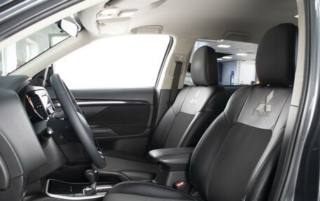 Mitsubishi Outlander III рестайлинг 3, 2019 год, 1 908 000 рублей, 8 фотография