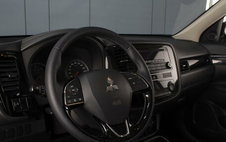 Mitsubishi Outlander III рестайлинг 3, 2019 год, 1 908 000 рублей, 11 фотография