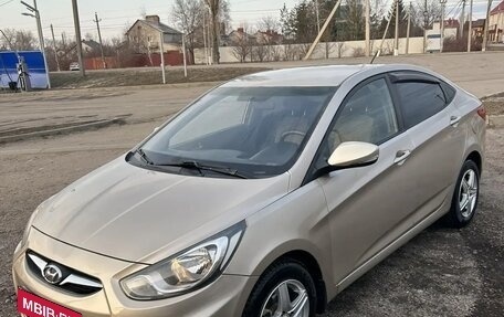 Hyundai Solaris II рестайлинг, 2011 год, 670 000 рублей, 2 фотография