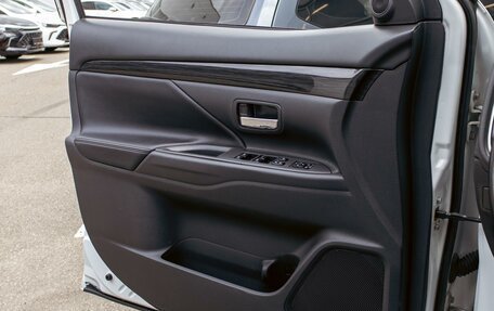 Mitsubishi Outlander III рестайлинг 3, 2017 год, 1 795 000 рублей, 12 фотография