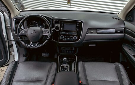 Mitsubishi Outlander III рестайлинг 3, 2017 год, 1 795 000 рублей, 16 фотография