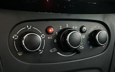 Renault Logan II, 2018 год, 450 000 рублей, 13 фотография