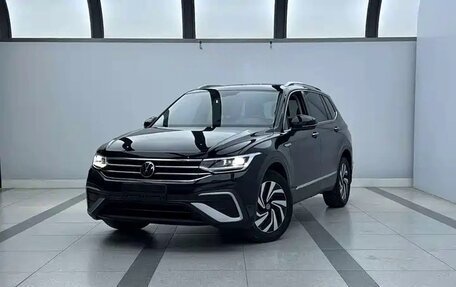 Volkswagen Tiguan II, 2023 год, 2 870 000 рублей, 1 фотография