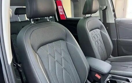 Volkswagen Tiguan II, 2023 год, 2 870 000 рублей, 20 фотография