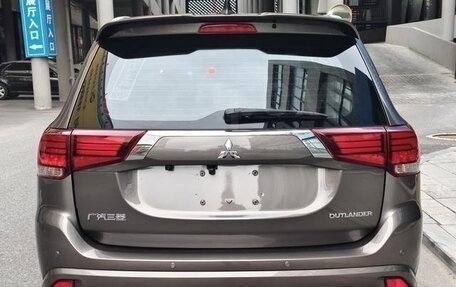 Mitsubishi Outlander III рестайлинг 3, 2021 год, 1 980 000 рублей, 4 фотография