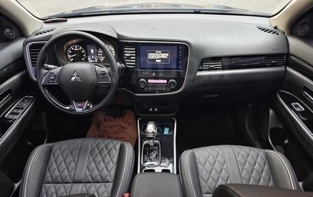 Mitsubishi Outlander III рестайлинг 3, 2021 год, 1 980 000 рублей, 6 фотография