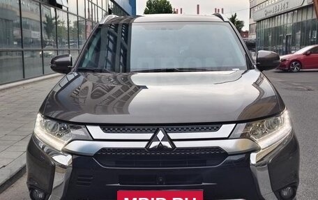 Mitsubishi Outlander III рестайлинг 3, 2021 год, 1 980 000 рублей, 2 фотография