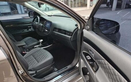 Mitsubishi Outlander III рестайлинг 3, 2021 год, 1 980 000 рублей, 10 фотография