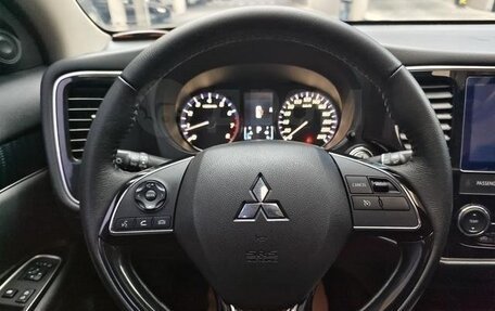 Mitsubishi Outlander III рестайлинг 3, 2021 год, 1 980 000 рублей, 8 фотография