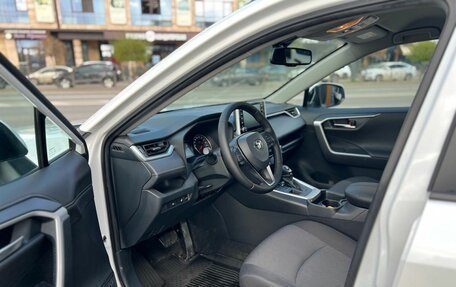 Toyota RAV4, 2021 год, 3 790 000 рублей, 9 фотография