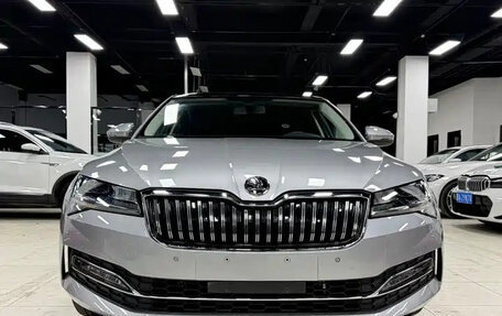 Skoda Superb III рестайлинг, 2022 год, 2 090 013 рублей, 2 фотография