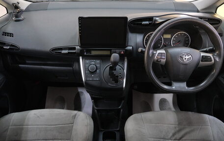 Toyota Wish II, 2017 год, 1 799 000 рублей, 14 фотография