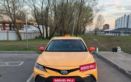 Toyota Camry, 2021 год, 2 000 000 рублей, 2 фотография