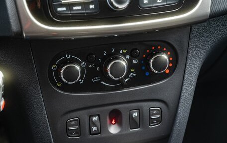 Renault Logan II, 2017 год, 800 000 рублей, 18 фотография