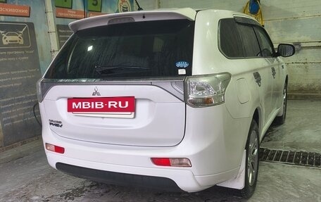 Mitsubishi Outlander III рестайлинг 3, 2014 год, 1 680 000 рублей, 3 фотография