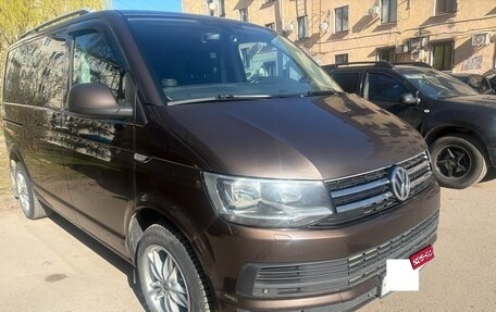 Volkswagen Caravelle T6 рестайлинг, 2015 год, 2 500 000 рублей, 1 фотография
