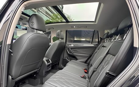 Volkswagen Tiguan II, 2023 год, 3 200 000 рублей, 6 фотография