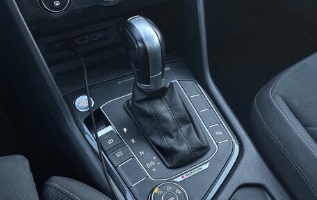 Volkswagen Tiguan II, 2018 год, 3 100 000 рублей, 24 фотография