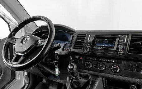 Volkswagen Caravelle T6 рестайлинг, 2016 год, 2 615 000 рублей, 6 фотография